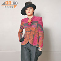 Jacket with detail in two-tone grosgrain $33,000、Trousers $8,100、Short gloves $4,400、Bracelet $14,000