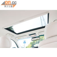 天窗屬標準設備，打開後可令車廂開揚感大增。