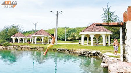 Inarajan Pools 不但有天然的海水「游泳池」，仲有得玩3米高台跳水添！