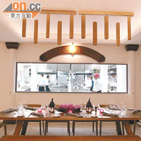 餐廳採半開放式廚房設計，坐在Captain's Table更可盡覽廚房內部情況。