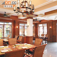 餐廳裝修和諧舒適，難得地沒有拒人千里的酒店格調。