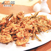 此蝦餅不同大家所認知的蝦餅，以原隻小蝦及香葉炸成，惹味可口，200 Baht（約HK$51）。