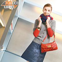 灰色sweater $1,790、藍紅色scarf $1,790、Skirt $2,690、紅色handbag $3,290、Necklace $2,490、Bracelet $1,890