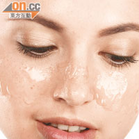 精華液除了能讓護膚品吸收得更好外，還具有高效的補濕成分，能修補肌膚的各種損傷。