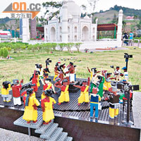 泰姬陵後原來還有印度歌舞大龍鳳，由Lego人仔不停旋轉示範。