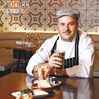 來自西班牙的總廚David Izquierdo屢獲殊榮，更曾於名店El Bulli工作，廚藝耍家。
