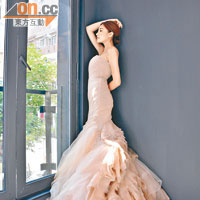 Juliet裸色的平口婚紗，層層疊上的裙朵，凸顯新娘婀娜的身段。