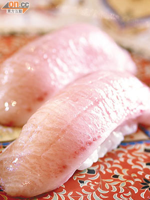 吞拿魚顎肉壽司 $228/2件<br>坊間甚少見的食法，吞拿魚從北海道直送店子，顎肉油香味十足，又滑又嫩，食完即Encore。