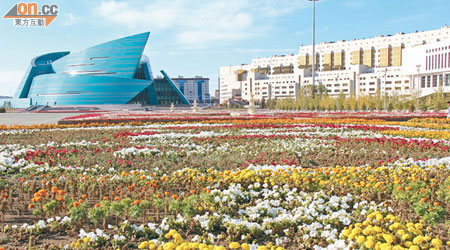 恍如一朵鋼鐵鮮花的Kazakhstan Central Concert Hall，可容納3,500位觀眾。