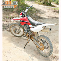 Motocross速度越野採用特高車身設計，汽缸一般由250c.c.至450c.c.。