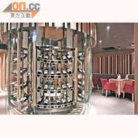 餐廳入口設有呈圓形的酒窖，別具一格，客人可入內揀選喜歡的酒，或在外面欣賞。