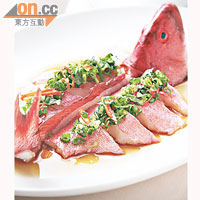 古法切件蒸魚 （時價）<Br>簡單將魚清蒸，魚肉嫩滑帶鹹香。切件上枱，食用更方便，是大廚顧及到食客的貼心「煮」意。