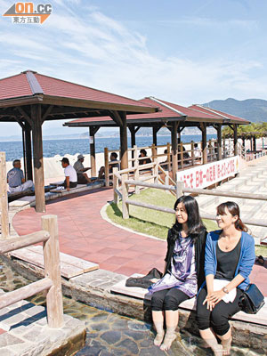 105米長的小濱足湯是全日本最長的足湯場地。