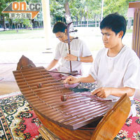 宴會廳一角有人在彈奏着泰國傳統樂器。