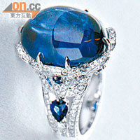 主石為20.18卡Cabochon藍寶石，指環襯托以8顆梨形藍寶石及270顆圓形鑽石（$851,100）。