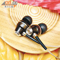 耳機內置10mm樺木振膜，面積比上一代擴大20%，高中低音覆蓋全面。