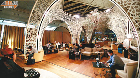 候機室設計由伊斯坦布爾有名的設計公司 Autoban 處理，一個個伊斯蘭花樣的圓頂，罩住一個個不一樣的空間。