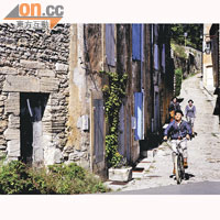 在Lacoste單車遊，小心落斜撞牆，其實地方小小，徒步遊更適合。