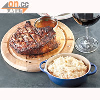 （前）Stone Ground Grits $48、（後）Double Cut Pork Chop $308（c）<BR>石磨粟米糊Grits吸汁能力極強，內藏9倍牛油忌廉汁，是當地名物，佐以鴨脂慢煮的厚切豬扒，大滿足。