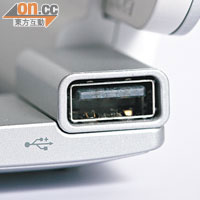 底座兼具鍵盤和後備電源功能，還額外提供USB插口。