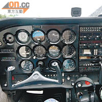 小型飛機內，左右兩旁也有操控桿，確保導師可隨時修正航道。