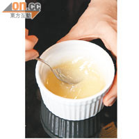 5.魚膠粉可先用少許糖及熱水拌勻，令芝士餅口感更幼滑。