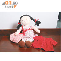 床邊玩偶<br>可替換裝扮服飾的布娃娃。$399/套