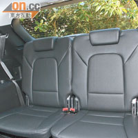 後座座墊和靠背均刻意加厚，乘客坐得更舒適。