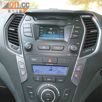 中控台中央屏幕可顯示車後情況，亦可輕觸屏幕操控音響。