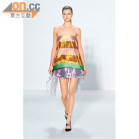 Tube dress用上metallic色的color-blocking設計，加上內外不同質料組合，帶來迷幻色的層次造型。