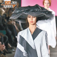 John Galliano<BR>Coatdress保留原有Kimono布料，簡單直接地裁剪，加上大闊帽，由頭「瀛」到落腳。