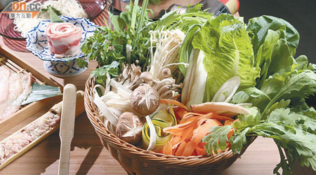 雜菜火鍋餐 $380/位（兩位起）（a）店子從日本運來有機蔬菜，11月最時令的必選小松菜和水菜，少見的有牛蒡和青瓜切成薄片，口感爽脆。