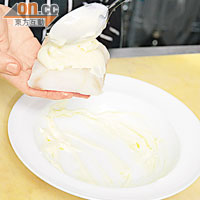 美味格言<BR>將混入了橄欖油的希臘乳酪塗在鱈魚塊上，可令乳酪緊附在魚塊上之餘，也在慢煮過程中慢慢滲入魚肉。