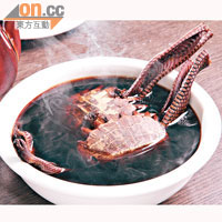 龜蛇湯  $300/鍋（a） （1日前預訂）<BR>通常用上龜板，但也可選用水魚甲配大山地、土伏苓和水蛇燉6小時，味道帶甘。
