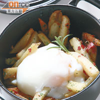 Slow Cooked Egg with Iberico Ham and Fried Potatoes $68<br>傳統做法以炸蛋相伴，但大廚配合健康食潮，改以72℃低溫浸成溫泉蛋般的質感，軟滑的蛋漿令香脆的薯條更可口。