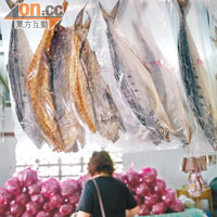 當地魚獲豐富，吃不完的惟有生曬變成魚乾，售價RM$20起（約HK$50）。