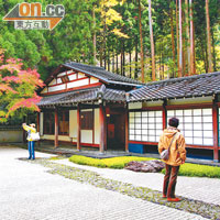 美術館內的庭園保留日本傳統風格，予人幽雅簡潔感覺。
