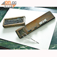 字盤（左）、字夾、木托用來取字、放字和執字的工具。