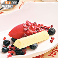 ' PBJ ' Peanut Ice Cream $68<BR>PBJ即花生醬和果醬做成的甜品，花生做成Feuilletine，配紅桑莓果醬製成的雪糕，加上花生焦糖，花生的濃甜和紅桑莓的酸甜很相夾。