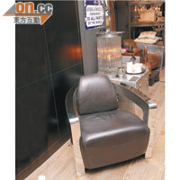 Mars Chair是鎮店之寶，原版以黑色皮革打造，後來新增啡色版，同樣受歡迎。17,990~$18,690