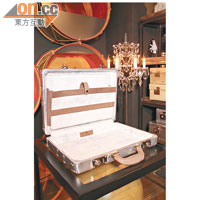 銀色行李箱是熱賣品之一，既可用於外遊場合，也適宜作家居擺設。$6,200