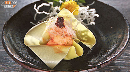 在日本，豆紙只出現在懷石料理上。店子用來包着龍蝦沙律壽司，是招牌菜「創作6點盛壽司」中最創意的一款。微帶煙韌的豆紙配濃郁的龍蝦沙律，口感和賣相同樣特別。