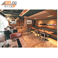 2,400平方呎的餐廳分用餐區和酒吧區，感覺寬敞舒適。以木和鐵作主調，有型有格。