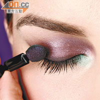 Elegant Purple<BR>Step I <BR>先於眼窩位置塗上深紫色眼影，再塗上淺紫色營造漸變效果。