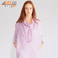 淡紫色索繩領口恤衫上衣配不對稱剪裁裙子，帶種淡雅感覺。