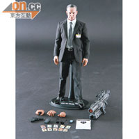 1:6 Agent Phil Coulson 附送多款配件，當然唔少得美國隊長收藏卡。