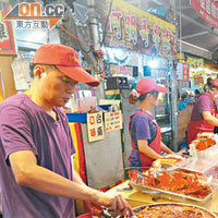 夜市集新舊口味小食於一身，比六合夜市更受本土人歡迎。