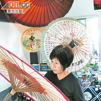 廣進勝的油紙傘從安裝、染色，到繪圖、上桐油都是全人手製作，堪稱是藝術品。