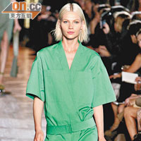 綠色belted coat加入低腰設計，營造出2-in-1效果。