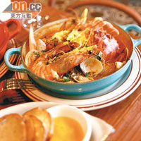 Bouillabaisse $470/2人份<BR>海鮮湯屬Daily Special，以當天採購的新鮮海產烹調，不列入餐牌，只在有供應日子才寫在牆上黑板，客人也可以預訂4人或8人分量。